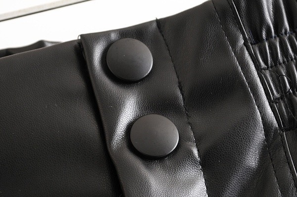 Sieviešu šorti ar augstu vidukli no eko ādas