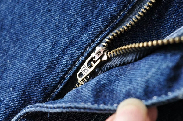 Jauns sieviešu džinsa šortu modelis ar saplēstiem elementiem