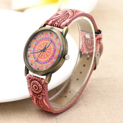 Spalvingas moteriškas laikrodis su odiniu dirželiu