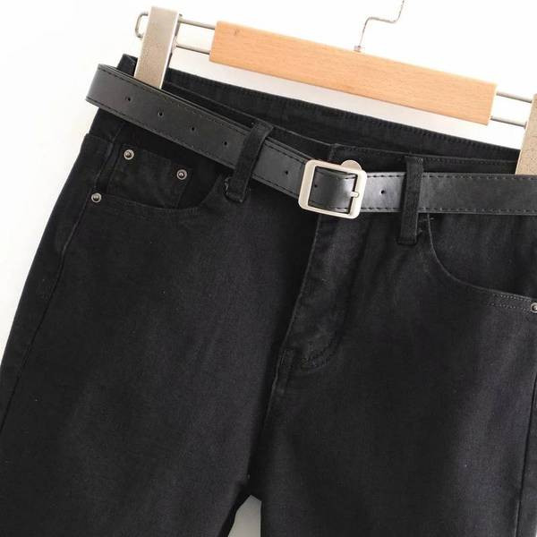 Modernas sieviešu bikses ar jostu un saplēstiem elementiem