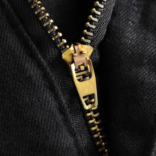 Modernas sieviešu bikses ar jostu un saplēstiem elementiem