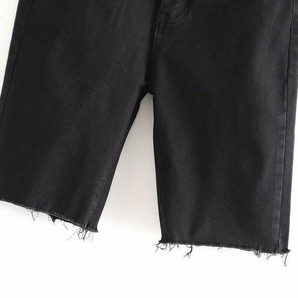 Modernas sieviešu bikses ar jostu un saplēstiem elementiem