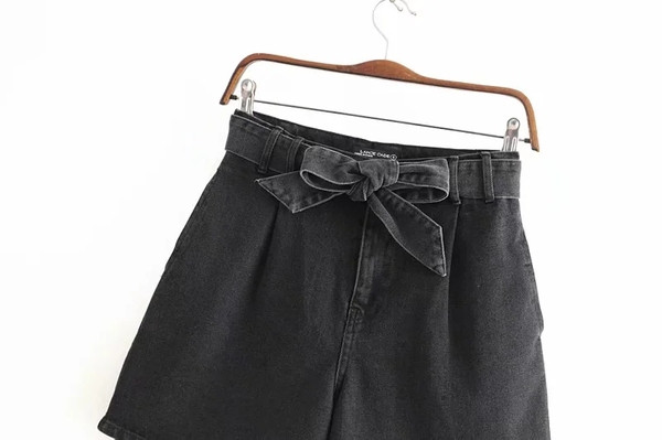 Jauns sieviešu šortu modelis ar jostu melnā krāsā