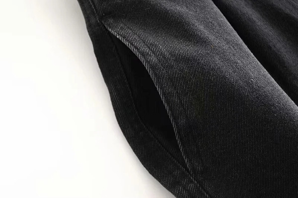 Jauns sieviešu šortu modelis ar jostu melnā krāsā