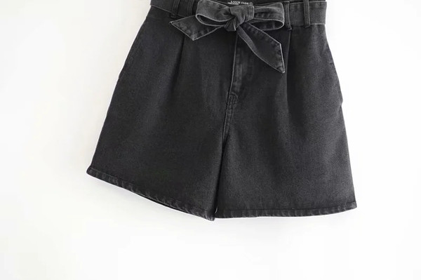 Jauns sieviešu šortu modelis ar jostu melnā krāsā