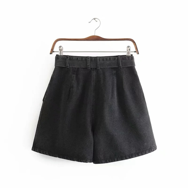 Jauns sieviešu šortu modelis ar jostu melnā krāsā