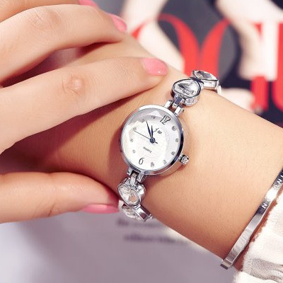 Elegáns női karóra szív alakú kövekkel