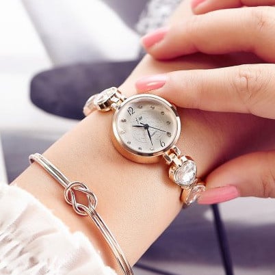 Elegáns női karóra szív alakú kövekkel