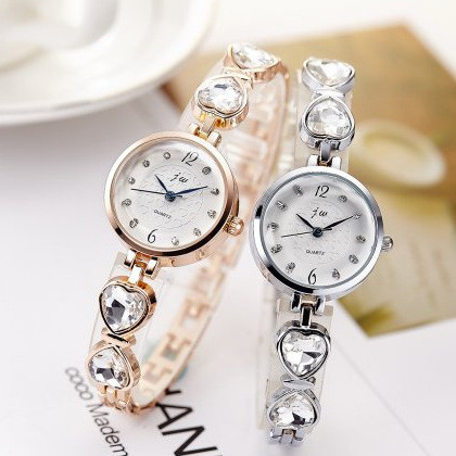 Elegáns női karóra szív alakú kövekkel