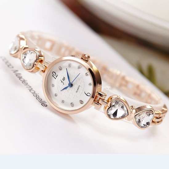 Elegáns női karóra szív alakú kövekkel