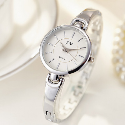 Mūsdienu sieviešu pulkstenis - tīrs modelis