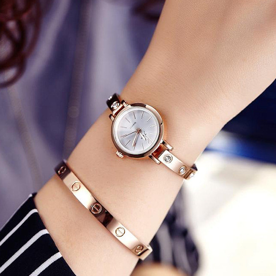 Moodne naiste käekell kividega