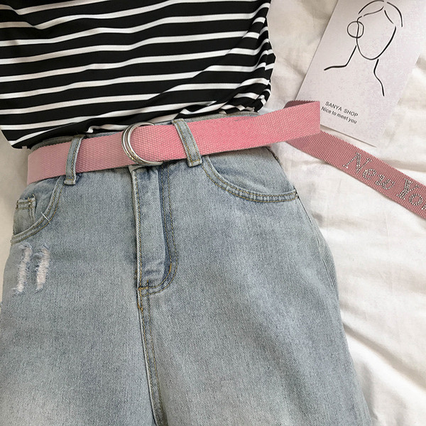 Krāsaina sieviešu josta ar akmeņiem un metāla elementu