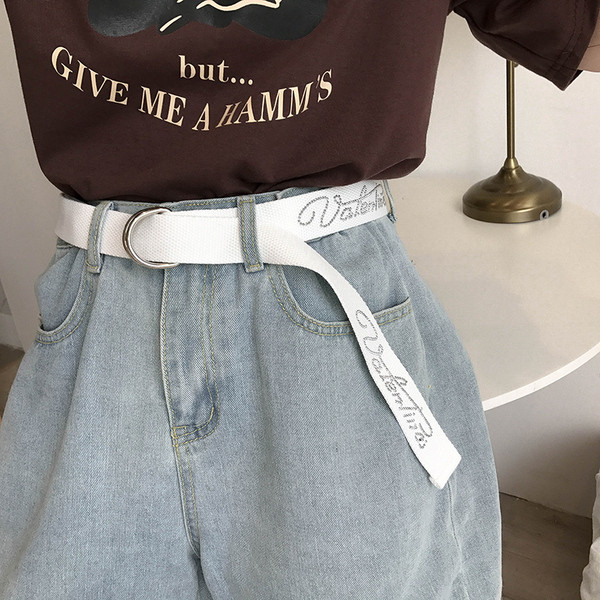 Krāsaina sieviešu josta ar akmeņiem un metāla elementu