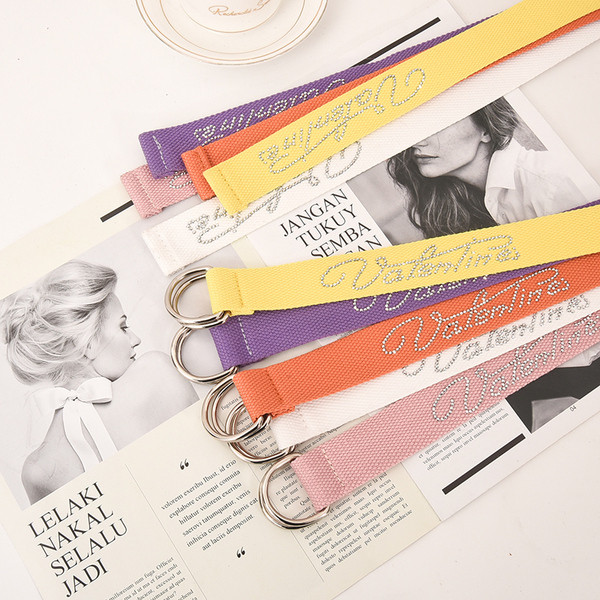 Krāsaina sieviešu josta ar akmeņiem un metāla elementu