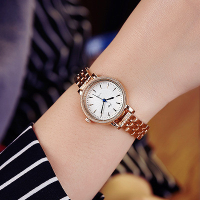 Női karóra fém szíjjal