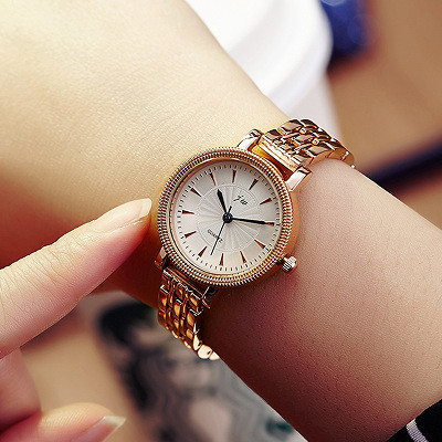 Női karóra fém szíjjal