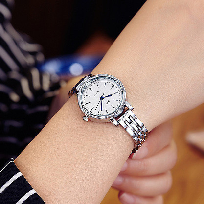 Női karóra fém szíjjal