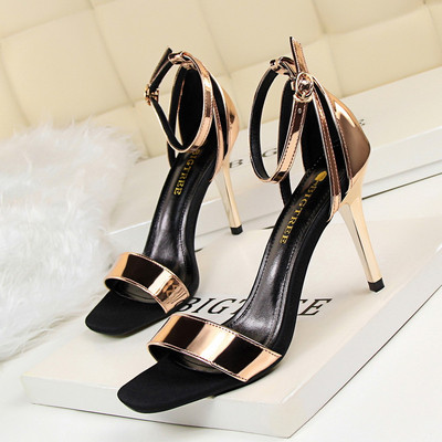 Jauns augsto mākslīgās ādas sandaļu modelis ar spīdīgu efektu