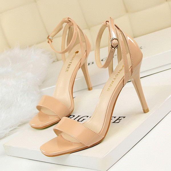 Jauns augsto mākslīgās ādas sandaļu modelis ar spīdīgu efektu