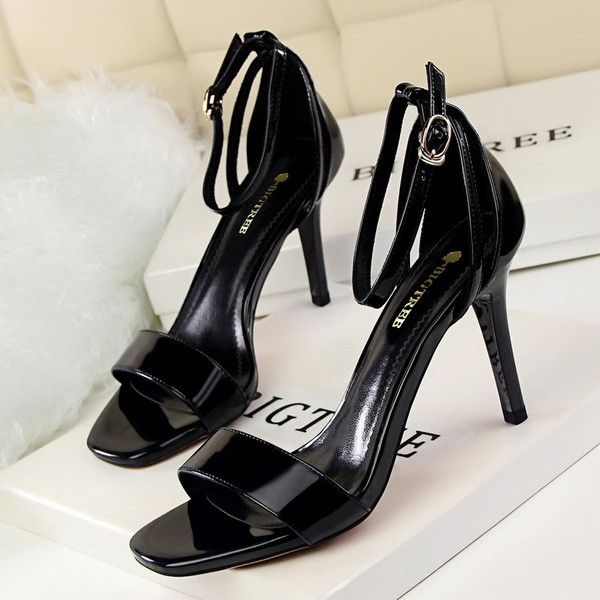 Jauns augsto mākslīgās ādas sandaļu modelis ar spīdīgu efektu