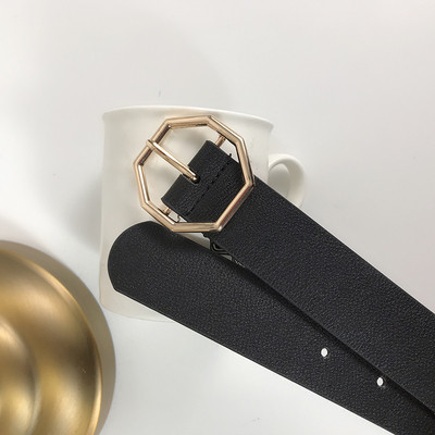 Moderna sieviešu ādas josta ar metāla stiprinājumu