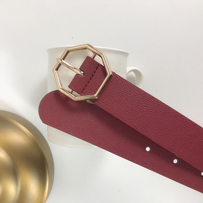 Moderna sieviešu ādas josta ar metāla stiprinājumu