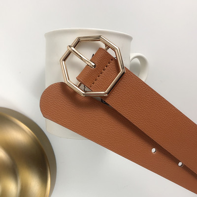 Moderna sieviešu ādas josta ar metāla stiprinājumu