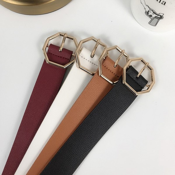 Moderna sieviešu ādas josta ar metāla stiprinājumu