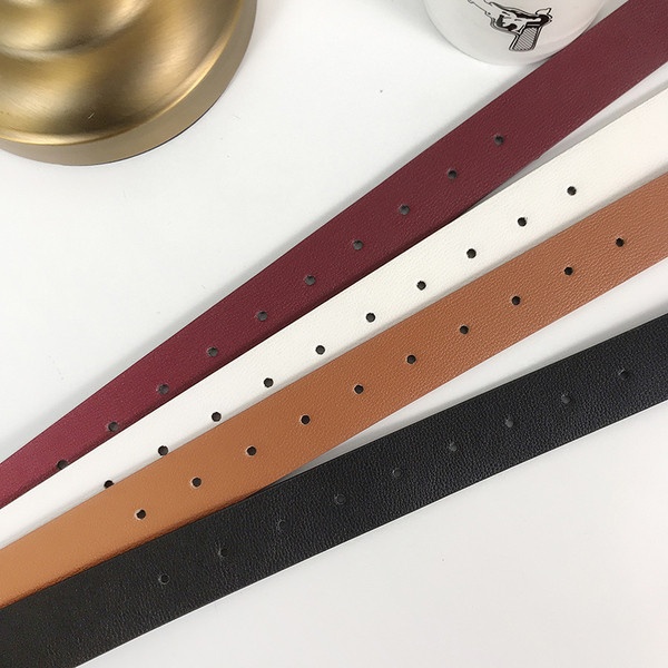 Moderna sieviešu ādas josta ar metāla stiprinājumu