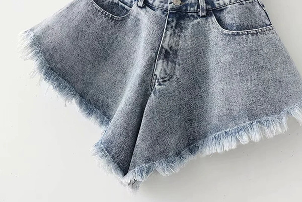 Γυναικεία σορτς τζιν με σκισμένα μοτίβα