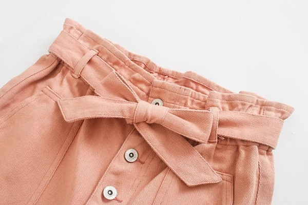 Novi model ženskih kratkih hlača sa remenom u roza boji