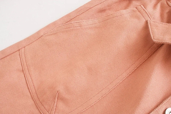 Novi model ženskih kratkih hlača sa remenom u roza boji