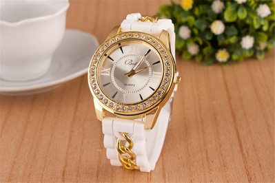 Női szilikon karóra fém elemekkel és kövekkel