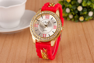 Női szilikon karóra fém elemekkel és kövekkel