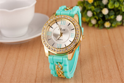 Női szilikon karóra fém elemekkel és kövekkel