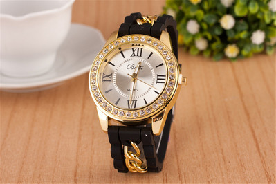 Női szilikon karóra fém elemekkel és kövekkel