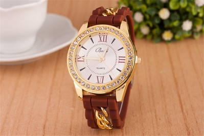 Női szilikon karóra fém elemekkel és kövekkel