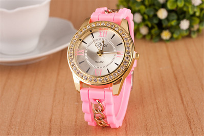 Női szilikon karóra fém elemekkel és kövekkel