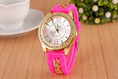 Női szilikon karóra fém elemekkel és kövekkel