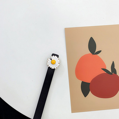 Derékhoz illő női öv margarétával