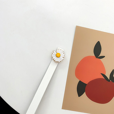 Derékhoz illő női öv margarétával