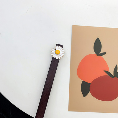 Derékhoz illő női öv margarétával