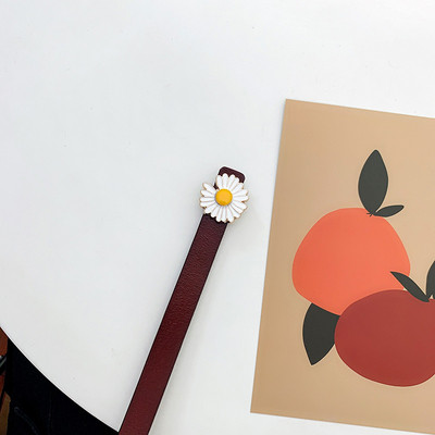 Derékhoz illő női öv margarétával