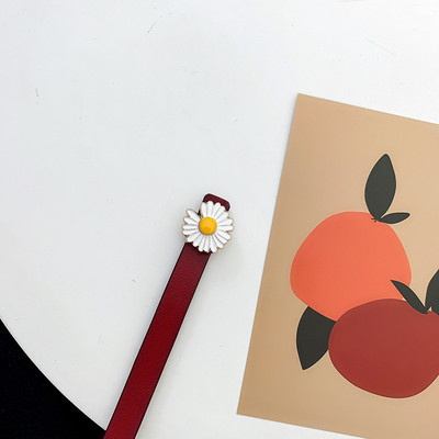 Derékhoz illő női öv margarétával