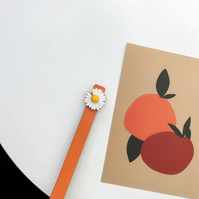 Derékhoz illő női öv margarétával