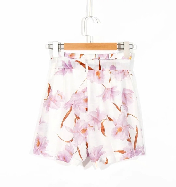 Női rövidnadrág új modellje, magas derékkal és virágmintával
