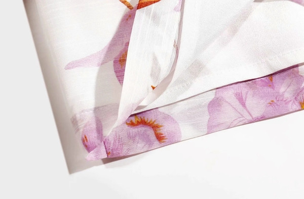 Női rövidnadrág új modellje, magas derékkal és virágmintával