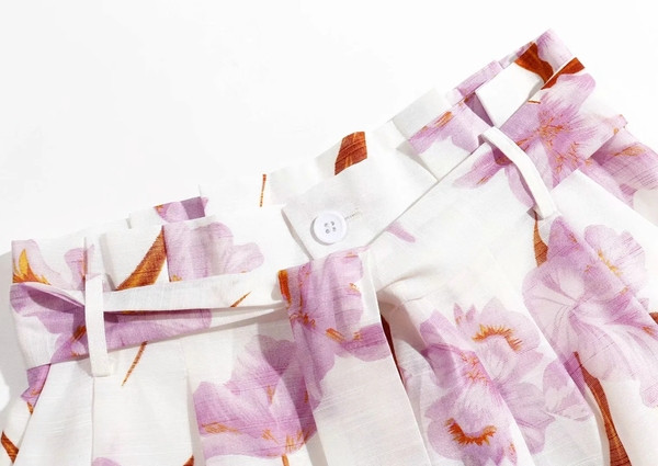 Női rövidnadrág új modellje, magas derékkal és virágmintával