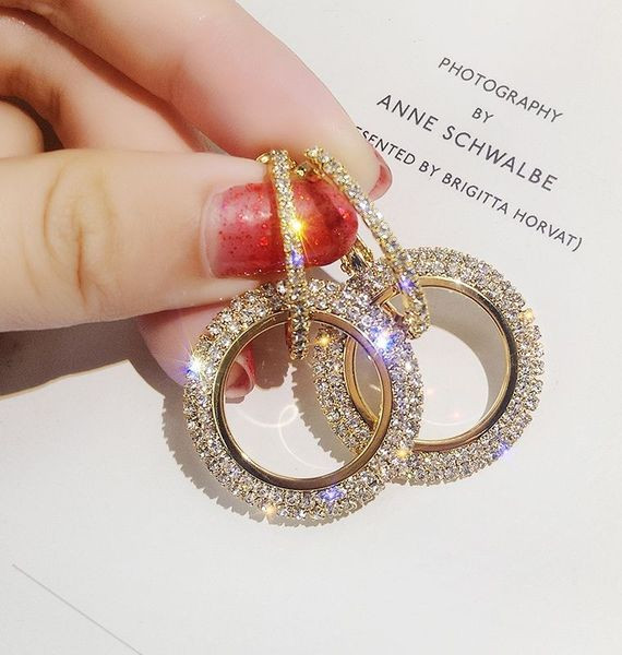 Kövekkel díszített, kerek női fülbevaló